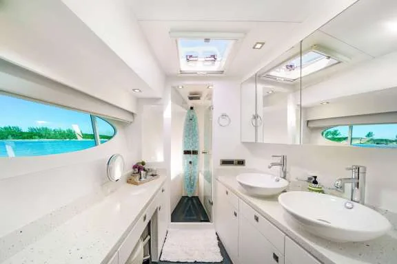 Motor Catamaran INDIGO En Suite