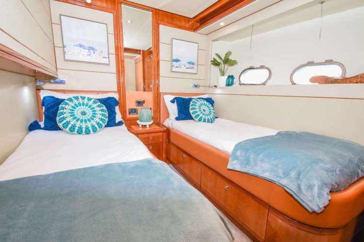 Twin cabin 