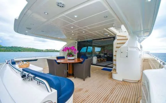 Aft deck alfresco dining