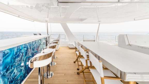 Onboard Catamaran Ohana - Flybridge: Long Bar, Dining Area, Hot Tub, Panoramic View