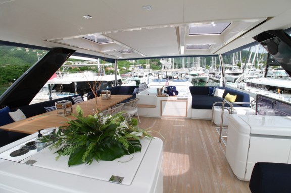 Catamaran Mariah Princess Flybridge and Jacuzzi