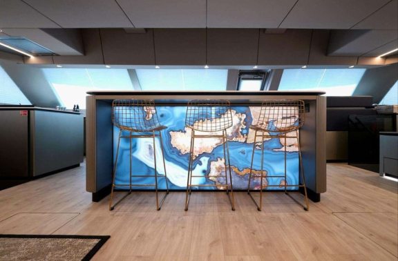 Bar on Nauti Nickel with beautiful design with 3 stools