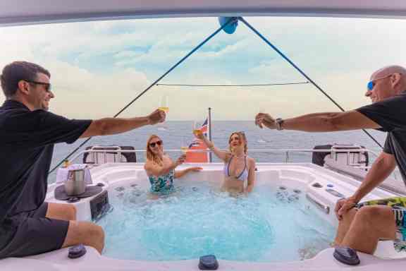 Catamaran Crazy Love Jacuzzi