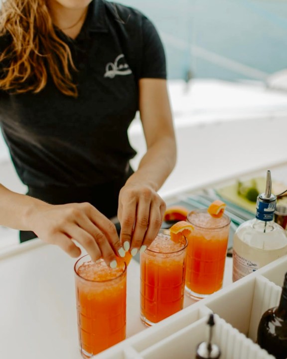 Charter Catamaran Ohana, cocktail making