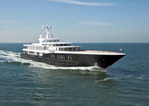 Profile: Yacht AIR's Cruising Photograph