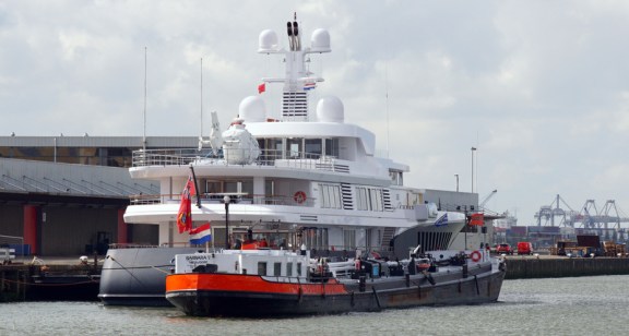 Motor yacht AIR aft view Photo by Kees Torn