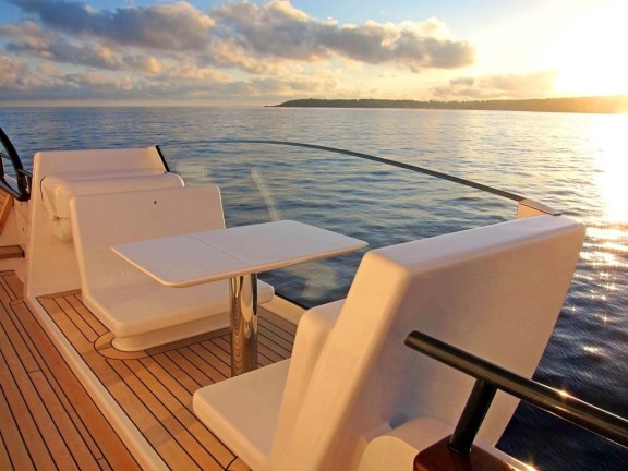 Sitting: Yacht AIR's Profile Deck Image