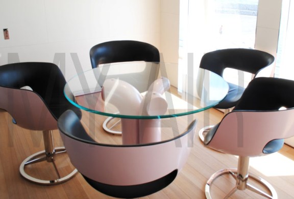 Table With Contemporary Chairs And Modern Look