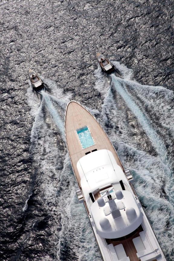 Bow Detail Running With Tenders