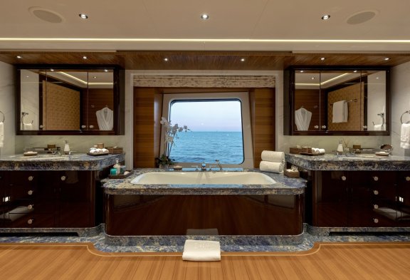 BATON ROUGE Master Cabin Bathroom