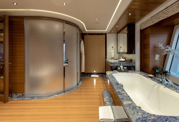 BATON ROUGE Master Cabin Bathroom