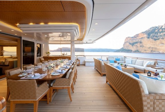 BATON ROUGE Upper Deck Dining