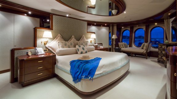 Image of BLUE MOON yacht #18