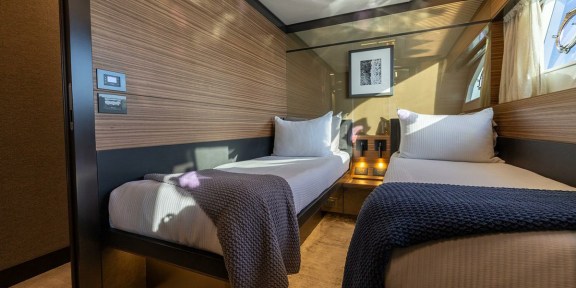 DATE NIGHT Luxury Yacht Charter Ferretti 920 Twin Cabin