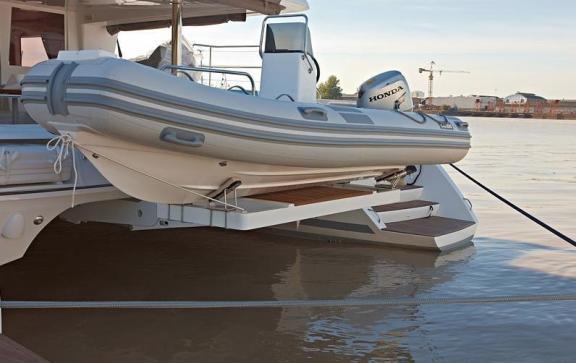 Catamaran ENIGMA - Tender