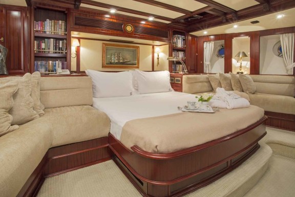 The 38m Yacht GLORIA