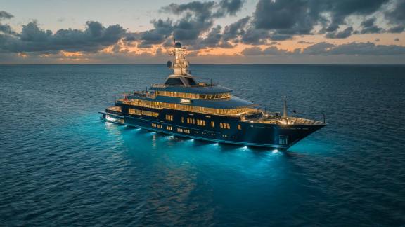 Motor Yacht HUNTRESS In The Evening