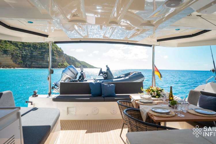 Cockpit / outdoor dining area