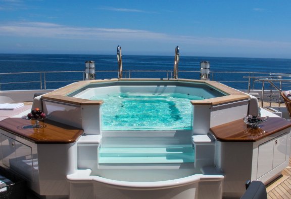 INVICTUS Sun Deck Jacuzzi