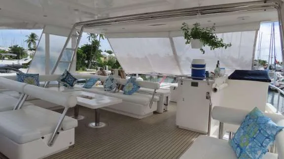 Foredeck lounging cockpit