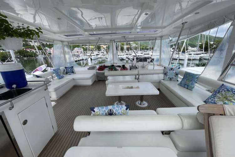 Flybridge deck with sunshade