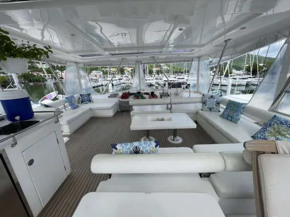 Flybridge deck with sunshade