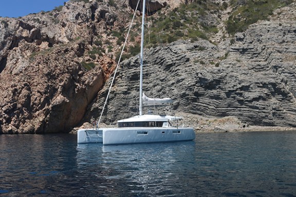 Catamaran LOTUS - In Charter