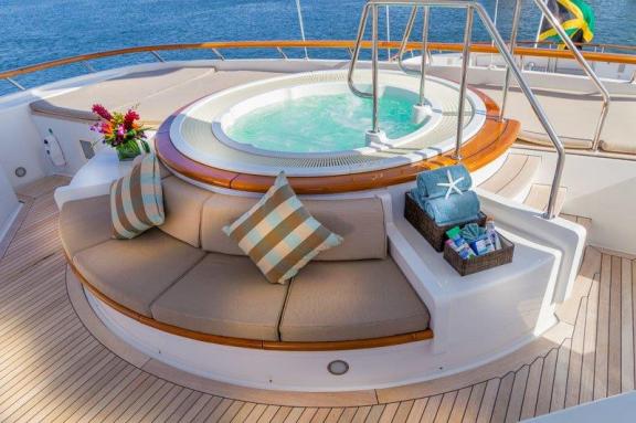 Motor Yacht GRAVITAS - Sundeck Jacuzzi