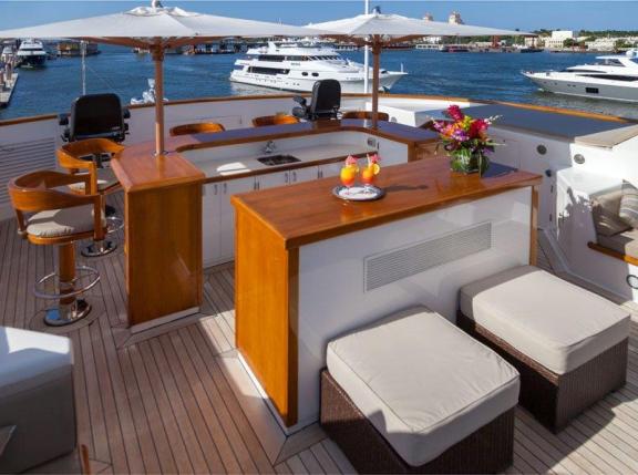 Motor Yacht GRAVITAS - Sundeck bar