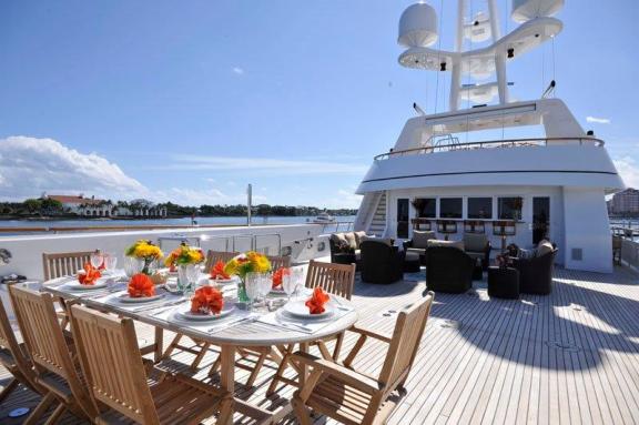 Motor Yacht GRAVITAS - Upper deck dining