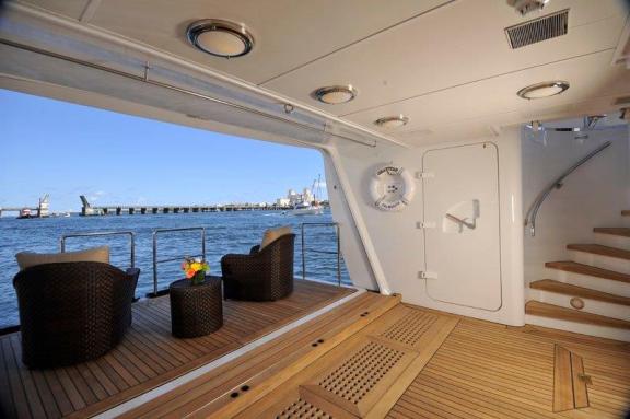 Motor Yacht GRAVITAS - Teak beach