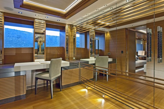 Yacht MARY JEAN II By ISA - Master Desk