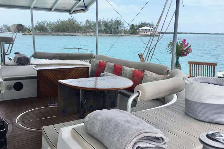 Cockpit withsplit table and day sun beds
