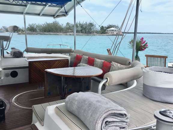 Cockpit withsplit table and day sun beds