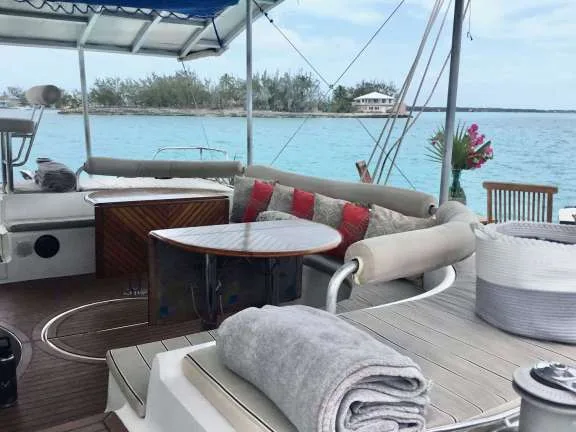 Cockpit withsplit table and day sun beds