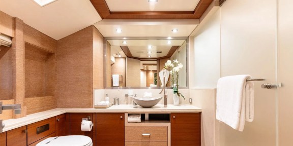 NORMA JEAN Luxury Charter Yacht Palmer Johnson PJ150 Master Ensuite