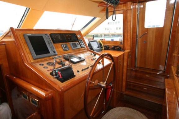 Yacht QUEEN SOUTH III - Nav Station