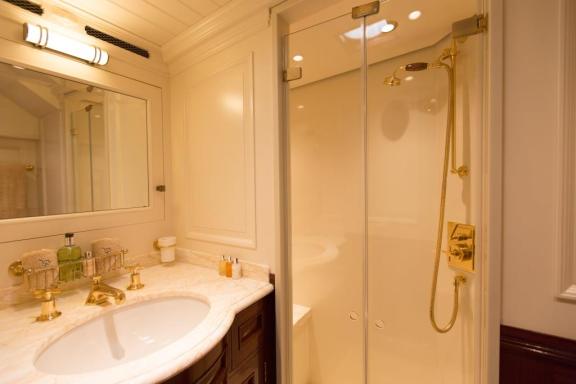 RAINBOW - Master bathroom