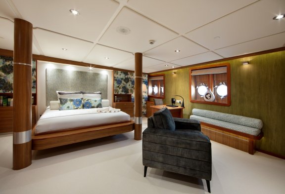 SHERAKHAN VIP King Cabin