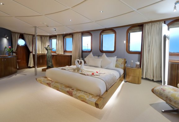 SHERAKHAN Master Suite