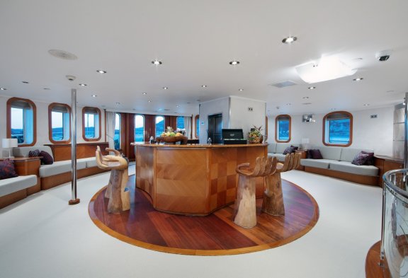 SHERAKHAN Bridge Salon with Bar Opening to the Aft