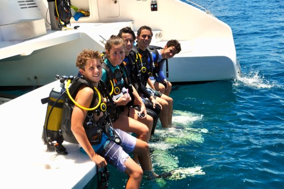 Kids scuba diving session, BVI crewed catamaran TRANQUILITY