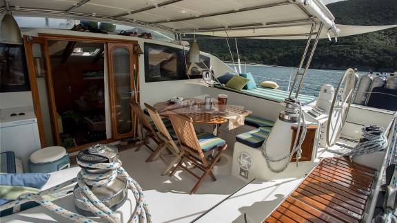 Belline 2's cockpit lounging and dining area