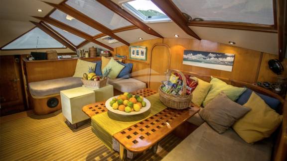 Belline 2's Saloon