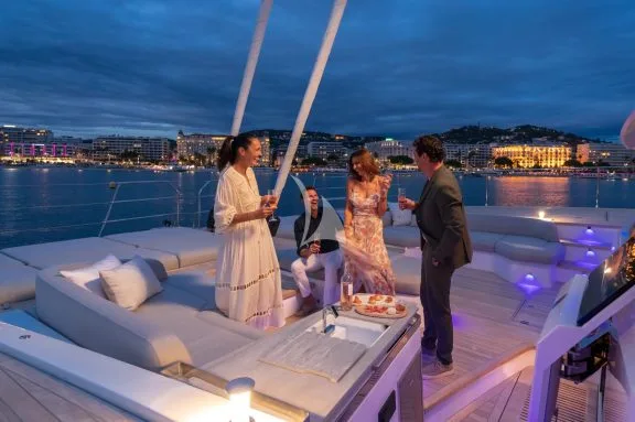 Sistership (cocktail time - fore deck)