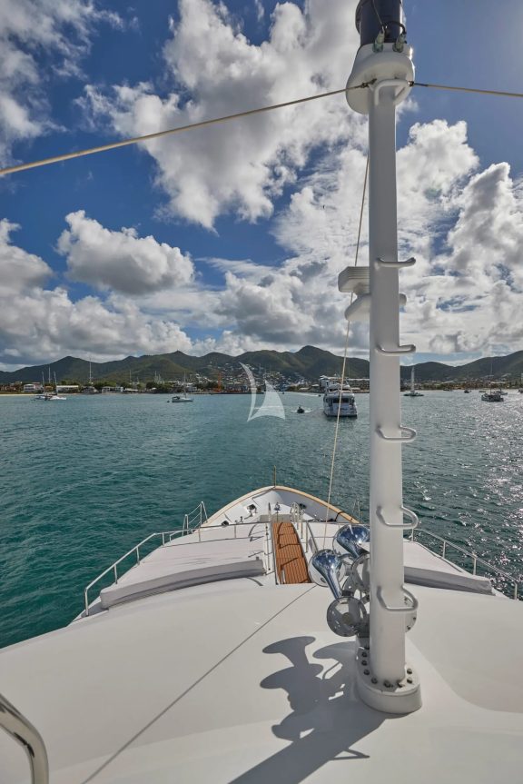 Mast looking forward from sundeck