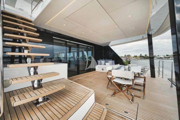 Aft cockpit with easy access to flybridge