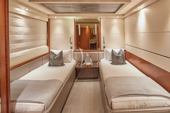 Twin Cabin x 2 Lower deck Mid Ship