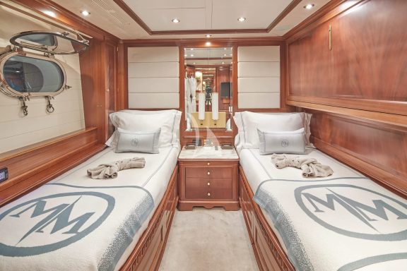 Guest aft port twin
