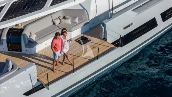 Sistership (opening side wings)